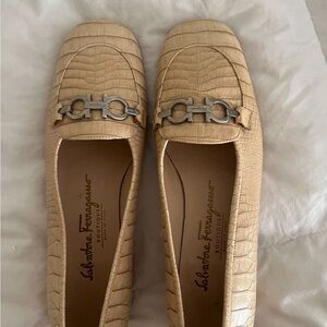 MINT CONDITION SALVATORE FERRAGAMO WOMENS LOAFERS SHOES beige crocodile